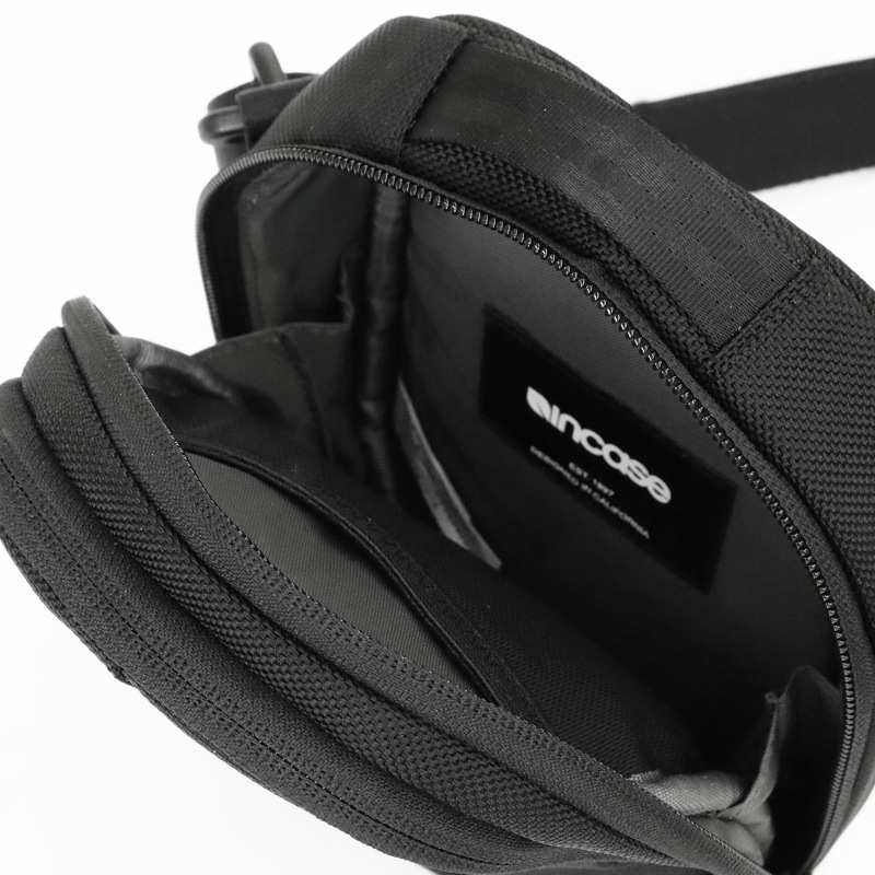 インケース Incase ショルダーバッグ Tracks Small Shoulder Pouch トラックス スモール ショルダー ポーチ メンズ レディース 斜め掛け 2L ブラック INCO250011-BLK / 137253053001 | ブランド [正規取扱店]