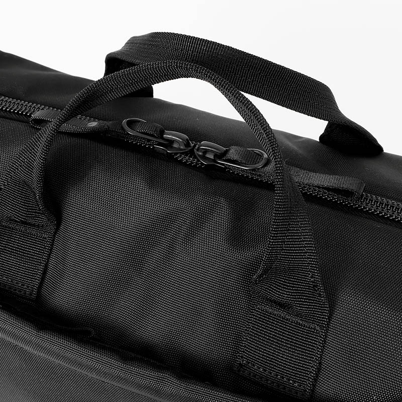 インケース Incase ショルダーバッグ Grid Shoulder Bag グリッド 2Way メンズ レディース 斜め掛け バッグ 15L  軽量 撥水 ロゴ ブラック INCO500104-BLK / 137265053007 | ブランド [正規取扱店]