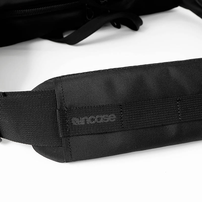 インケース Incase ショルダーバッグ Grid Shoulder Bag グリッド 2Way メンズ レディース 斜め掛け バッグ 15L  軽量 撥水 ロゴ ブラック INCO500104-BLK / 137265053007 | ブランド [正規取扱店]