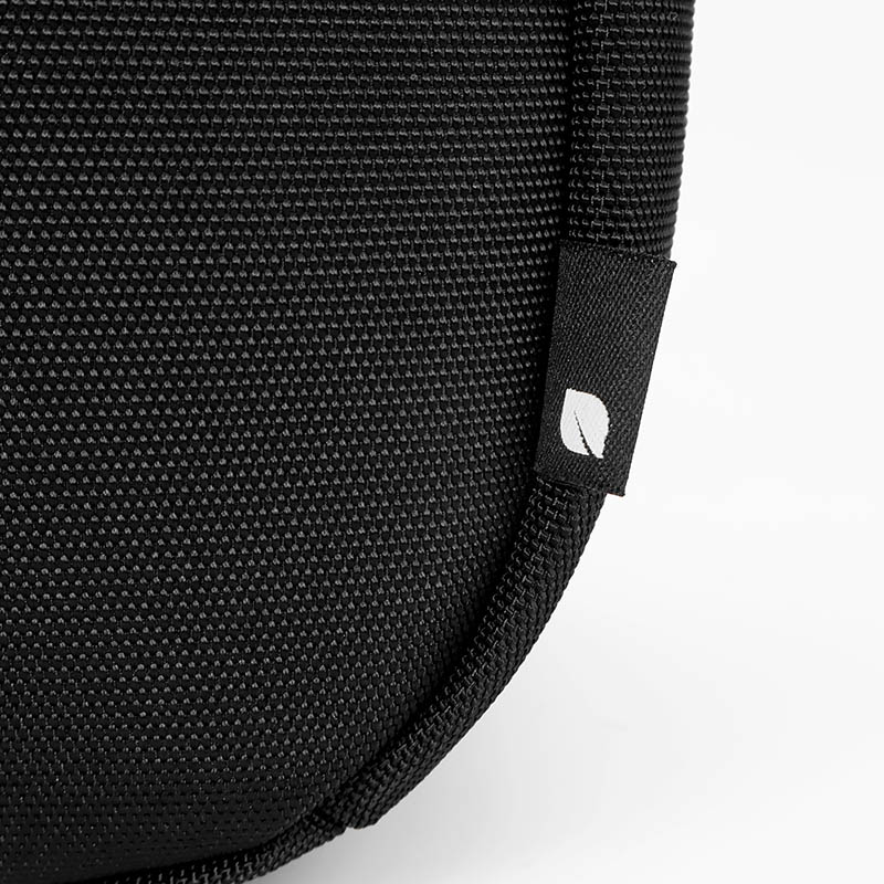 インケース Incase ショルダーバッグ Grid Shoulder Bag グリッド 2Way メンズ レディース 斜め掛け バッグ 15L  軽量 撥水 ロゴ ブラック INCO500104-BLK / 137265053007 | ブランド [正規取扱店]