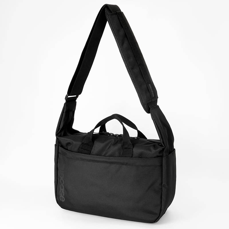 インケース Incase ショルダーバッグ Grid Shoulder Bag グリッド 2Way メンズ レディース 斜め掛け バッグ 15L  軽量 撥水 ロゴ ブラック INCO500104-BLK / 137265053007 | ブランド [正規取扱店]