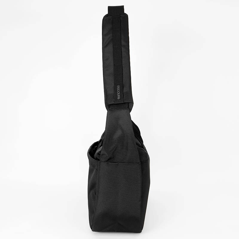 インケース Incase ショルダーバッグ Grid Shoulder Bag グリッド 2Way メンズ レディース 斜め掛け バッグ 15L  軽量 撥水 ロゴ ブラック INCO500104-BLK / 137265053007 | ブランド [正規取扱店]