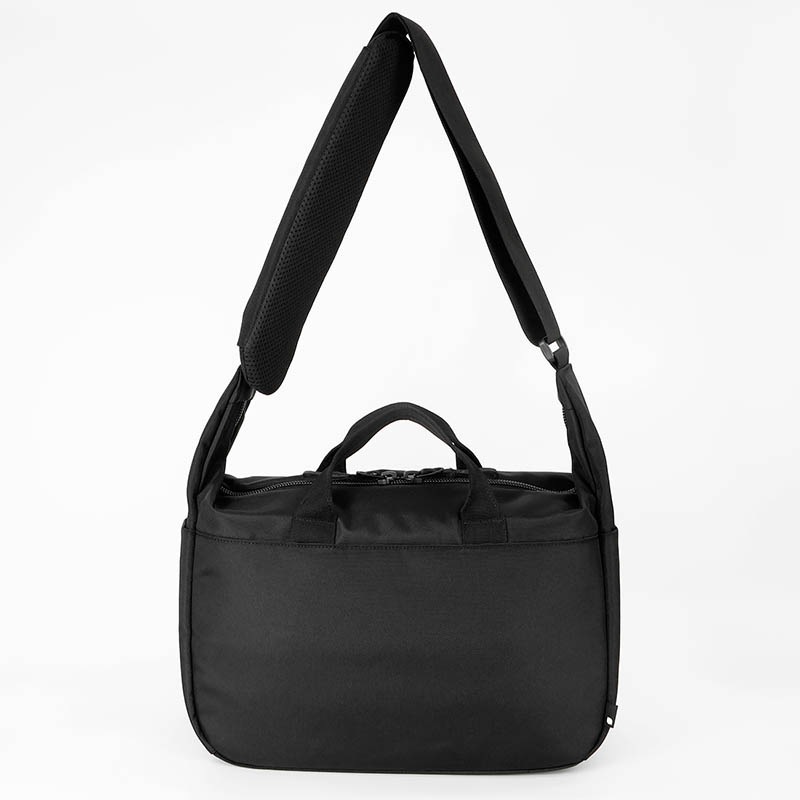 インケース Incase ショルダーバッグ Grid Shoulder Bag グリッド 2Way メンズ レディース 斜め掛け バッグ 15L  軽量 撥水 ロゴ ブラック INCO500104-BLK / 137265053007 | ブランド [正規取扱店]