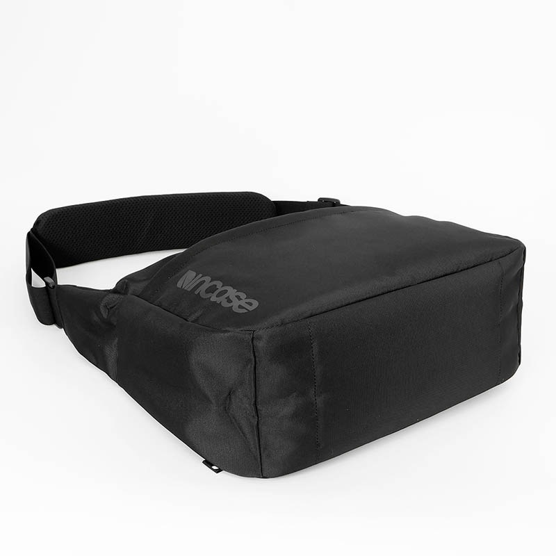 インケース Incase ショルダーバッグ Grid Shoulder Bag グリッド 2Way メンズ レディース 斜め掛け バッグ 15L  軽量 撥水 ロゴ ブラック INCO500104-BLK / 137265053007 | ブランド [正規取扱店]