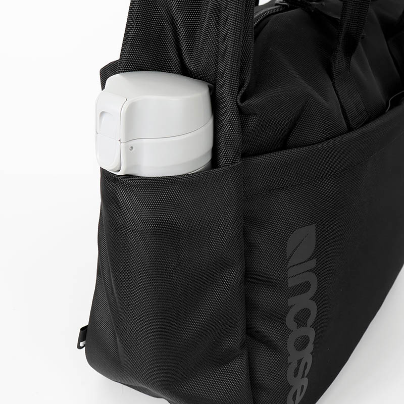 インケース Incase ショルダーバッグ Grid Shoulder Bag グリッド 2Way メンズ レディース 斜め掛け バッグ 15L  軽量 撥水 ロゴ ブラック INCO500104-BLK / 137265053007 | ブランド [正規取扱店]