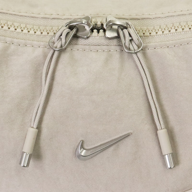 ナイキ NIKE ショルダーバッグ オーラ クレセント AURA CRESCENT クロスボディバッグ メンズ レディース 斜め掛け ミニバッグ ミニショルダー 軽量 ロゴ 4L 2026年秋 新作 クリーム HQ4370-236 | ブランド [正規取扱店]