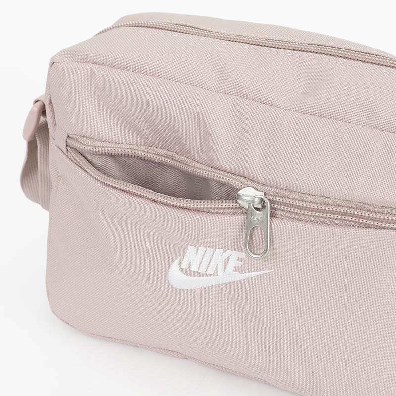 ナイキ NIKE ショルダーバッグ ヘリテージ HERITAGE 2.0 クロスボディバッグ メンズ レディース 斜め掛け ミニバッグ ミニショルダー 4L 軽量 ロゴ 2026年秋 新作 パーティクルローズ IB4378-627 | ブランド [正規取扱店]