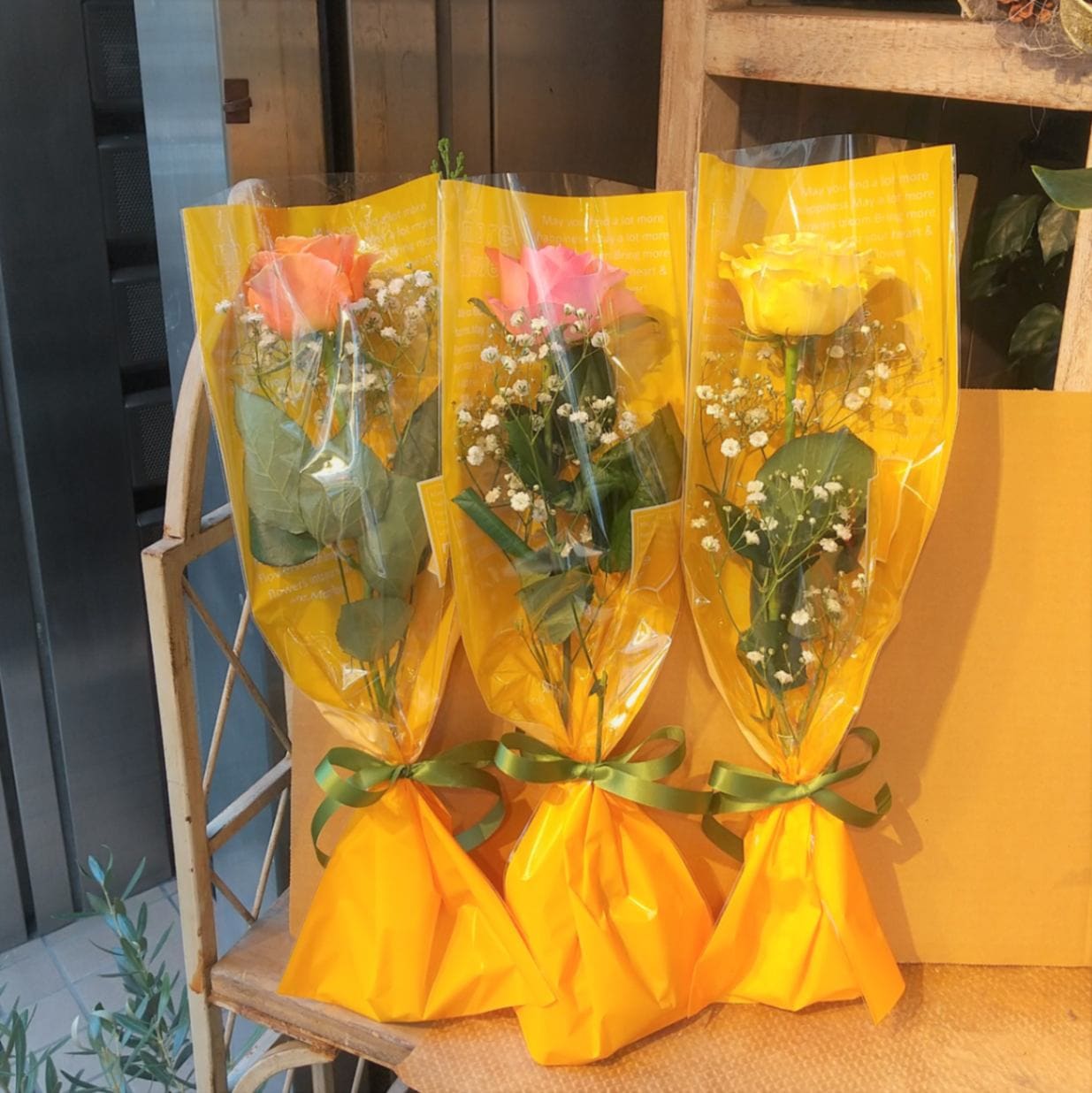 卒業＆謝恩会【バラ＆かすみ草花束】770円（1週間前までにご注文ください）