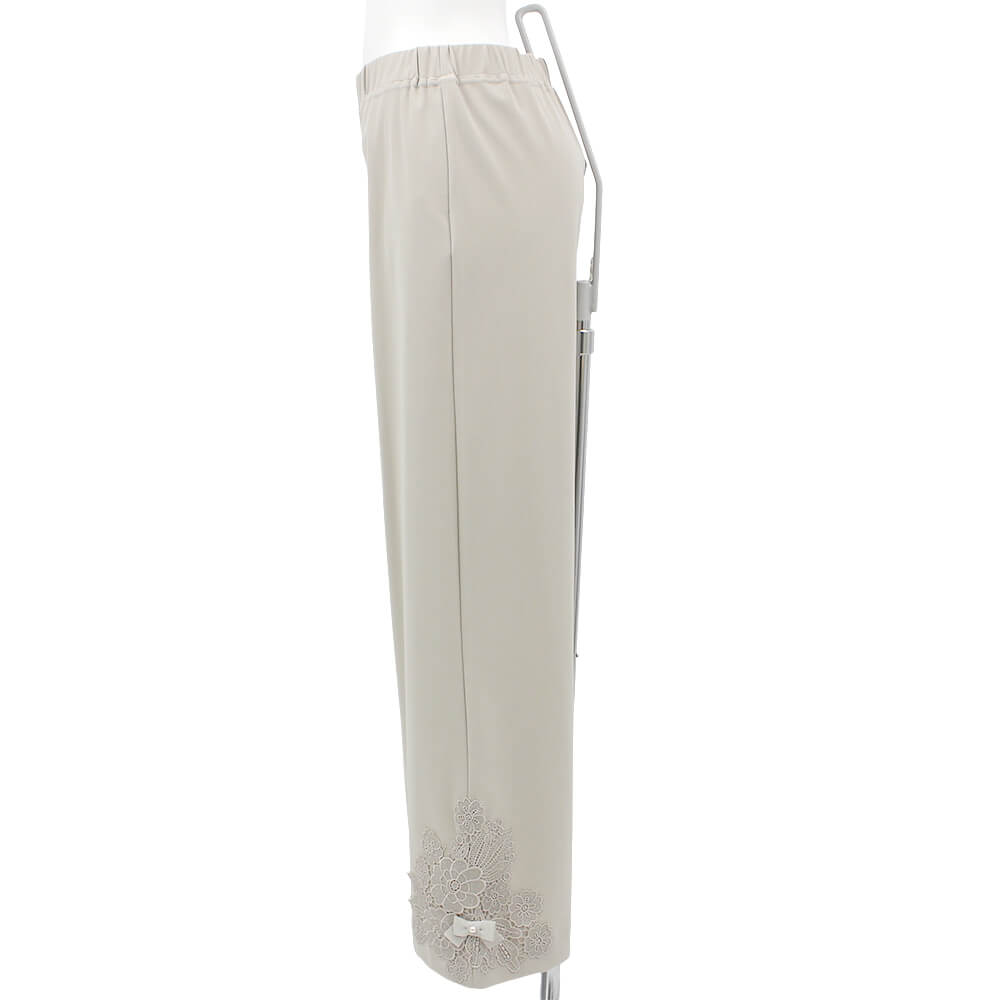 新品】スーパービューティー裾レース＆花モチーフ付麻混ワイドパンツ44