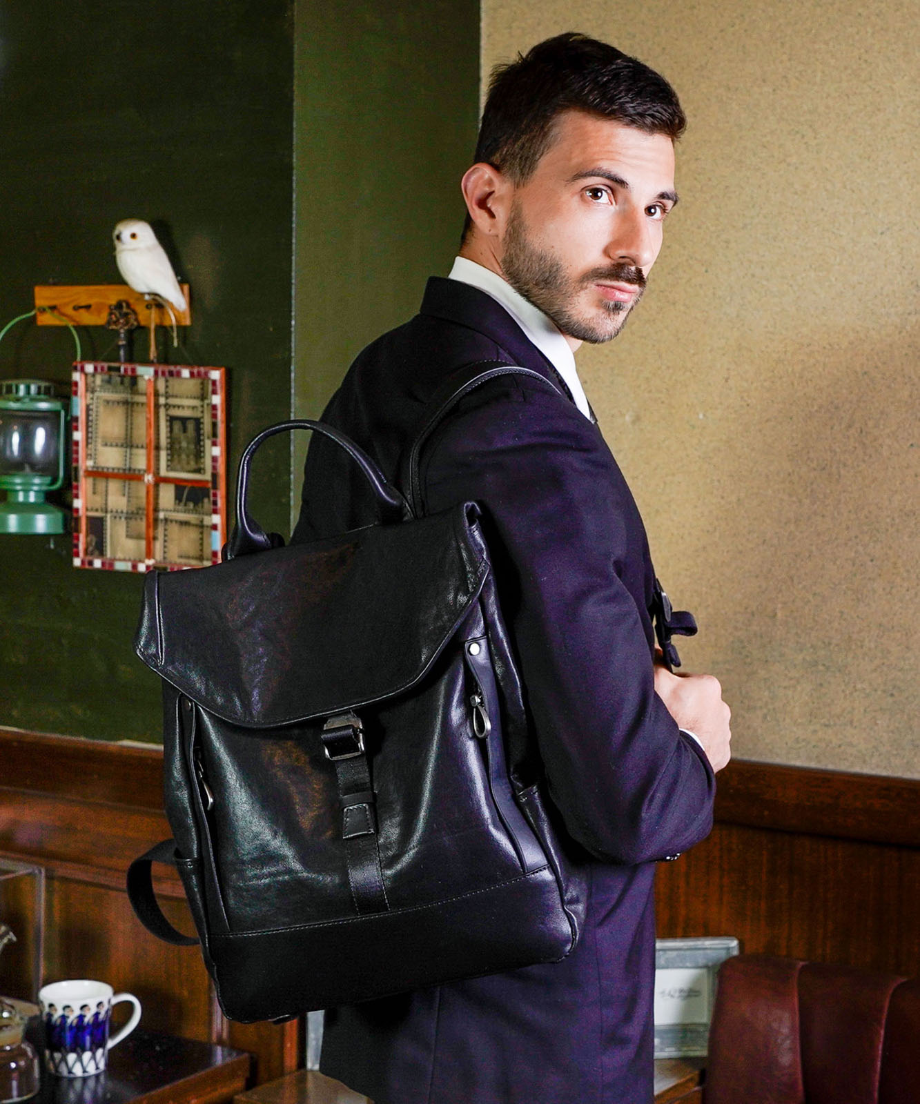 【aroco/アロコ】イタリアンレザー8ポケットフラップリュックサック　ブラック ヴィータフェリーチェ VitaFelice 【イタリアンレザー】8