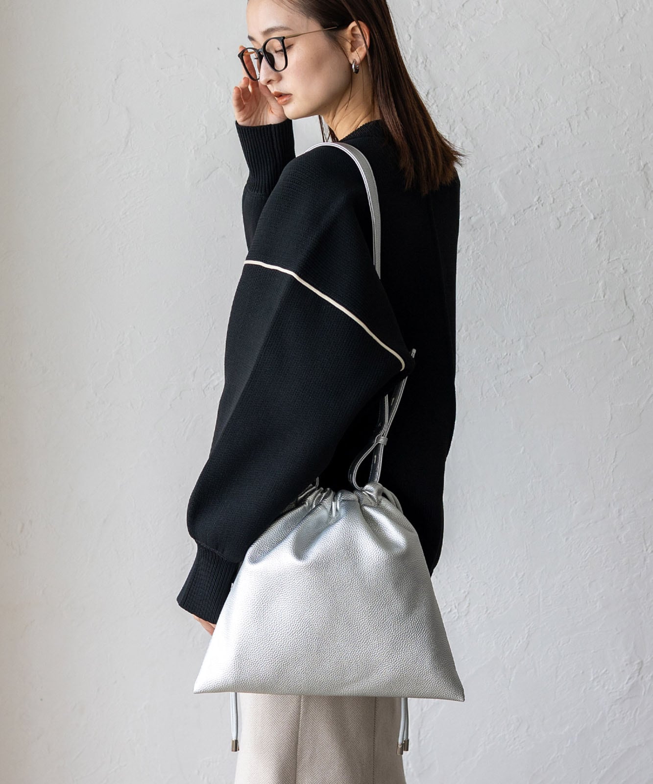 モードで攻める！シルバー（銀色）ショルダーバッグ16選｜大人こなれ感