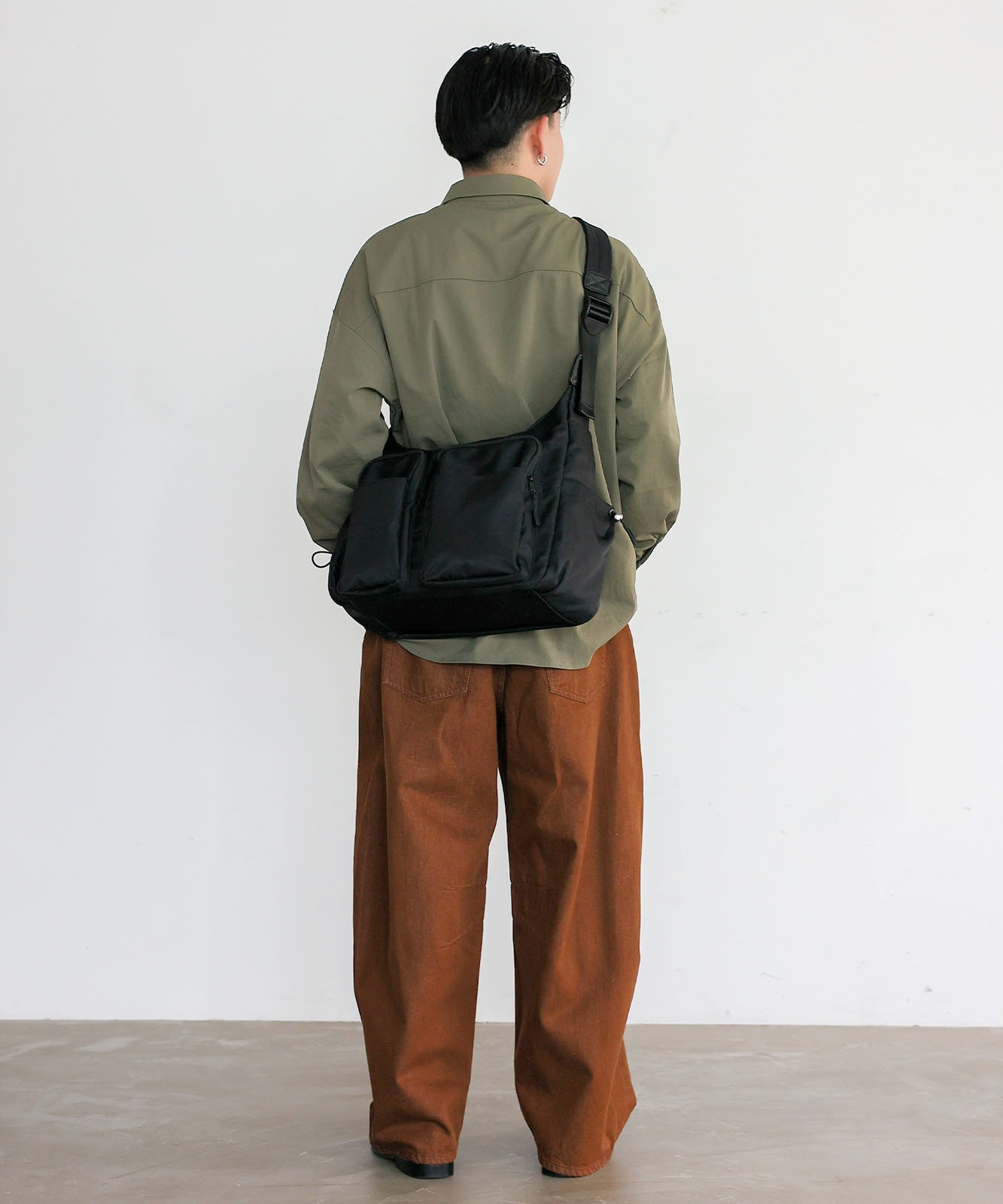 ブラックナイロンショルダーバッグ ポーチ付 防水 ナイロンショルダーバッグ（1Color）240474