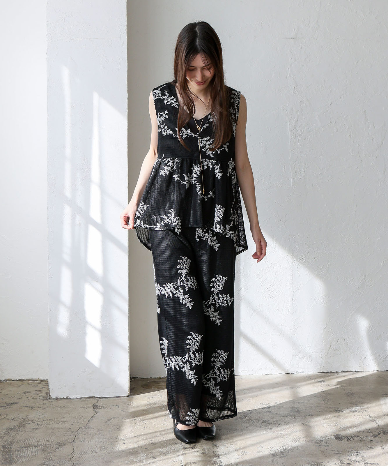 花柄刺繍ノースリーブシアーペプラムトップス | ファッション