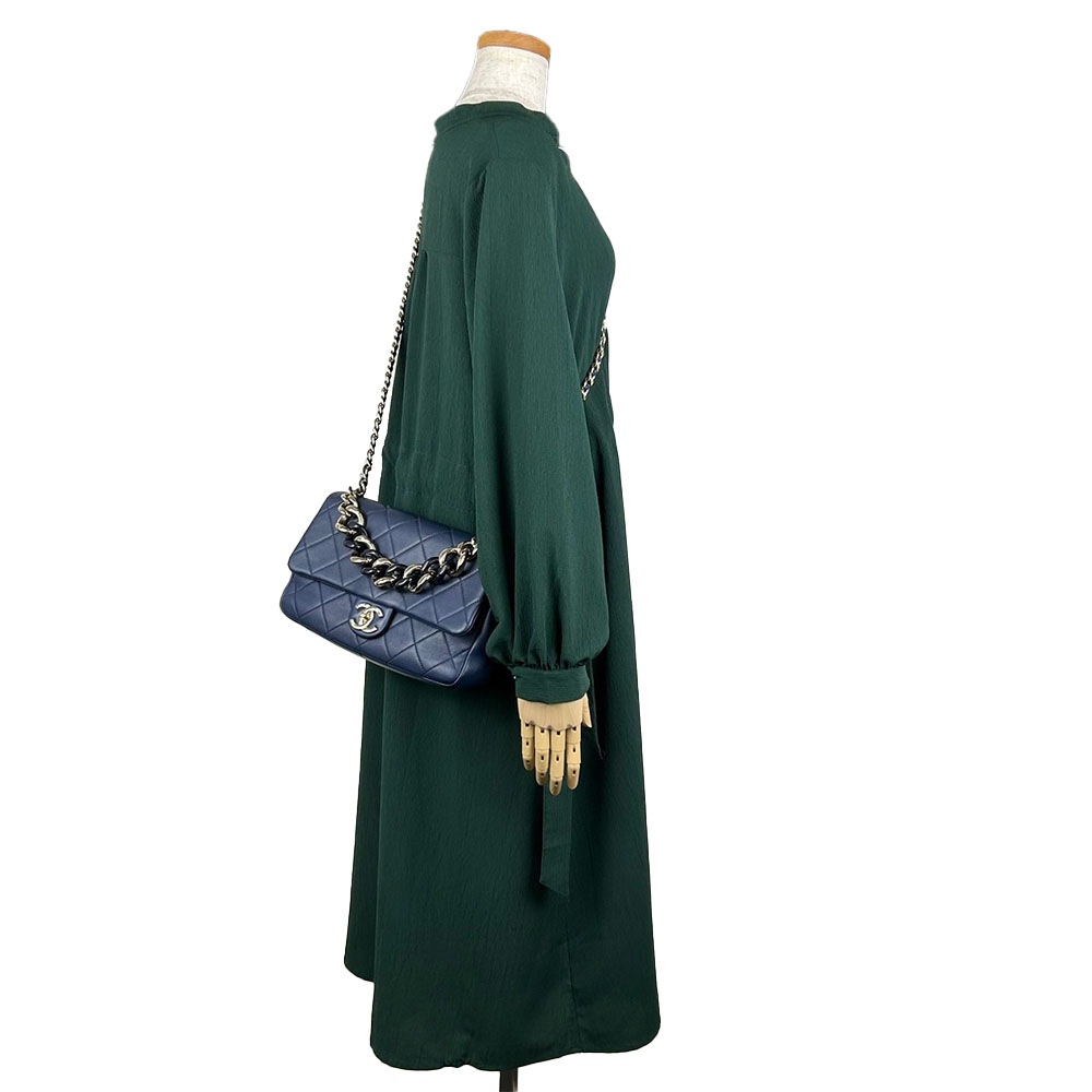 中古】 シャネル ショルダーバッグ マトラッセ ラムスキン ネイビー