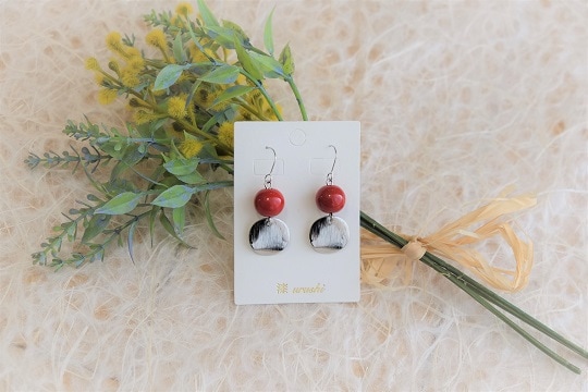 石川県輪島からの贈り物　天然うるし珠ピアス《赤南天》