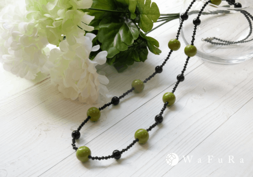 石川県輪島からの贈り物　天然うるし珠ステーションネックレス　《黄緑珠 Yellow Green》