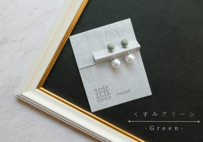 石川県輪島からの贈り物　天然うるし珠ニュアンスカラーピアス　《くすみグリーン》