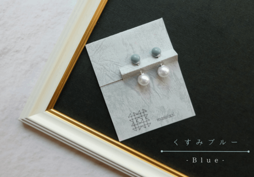 石川県輪島からの贈り物　天然うるし珠ニュアンスカラーピアス　《くすみブルー》