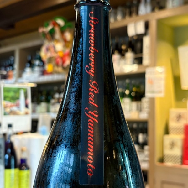 山本 (やまもと) ストロベリーレッド 純米吟醸 生原酒 1800ml / 720ml