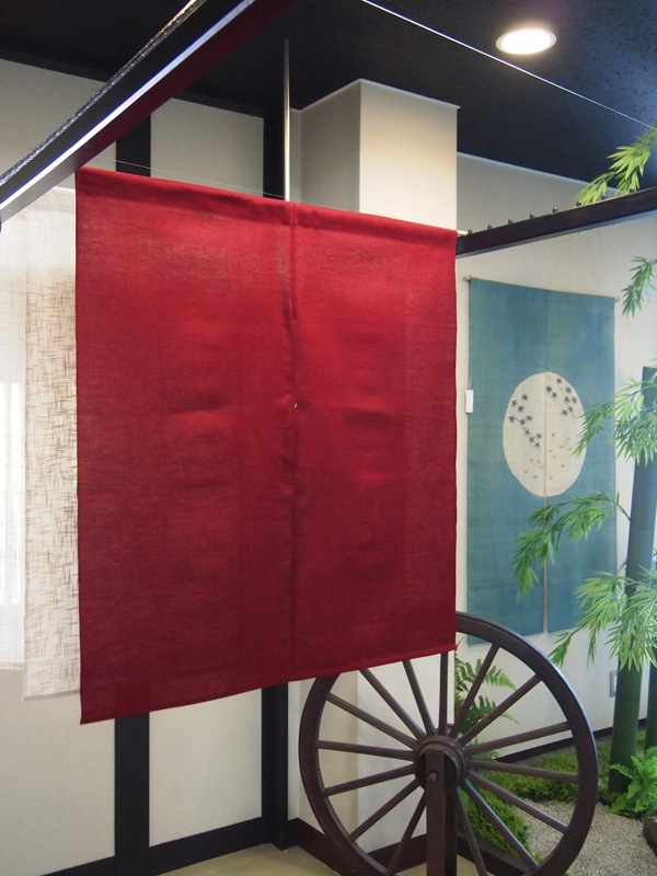 伝統的な刺繍のれん 黒地 鳥と風景横〜130–丈〜116!