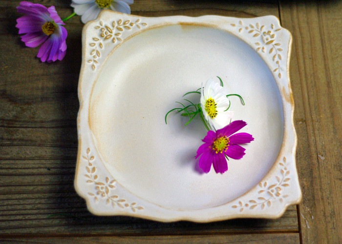 益子焼 Kinari フレームプレート かわいい おしゃれ 北欧風 スクエアプレート 陶器 和食器 お皿 食洗機対応 電子レンジ使用可 ギフト 名入れ 別料金 お家カフェ 形 用途で選ぶ 益子焼の和食器 益子焼の皿 中皿 益子焼 和食器通販 わかさま陶芸 本店 益子焼 Kinari フレームプレート かわいい おしゃれ 北欧風 スクエアプレート 陶器 和食器 お皿 食洗機対応 電子レンジ使用可 ギフト 名入れ 別料金 お家カフェ 形 用途で選ぶ 益子焼の和食器 益子焼の皿 中皿 益子焼 和食器通販 わかさま陶芸 本店