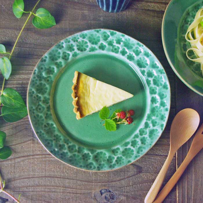 緑色の花模様陶器プレート 花模様の緑色陶器プレート