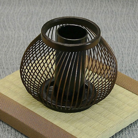 駿河竹千筋細工　花器　雫　静岡県伝統工芸品　伝統工芸士・大村竹心坊 作　職人が竹ひごを組んで千筋にして作り上げられた花瓶　繊細で滑らかな曲線美|花器・花瓶|インテリア
