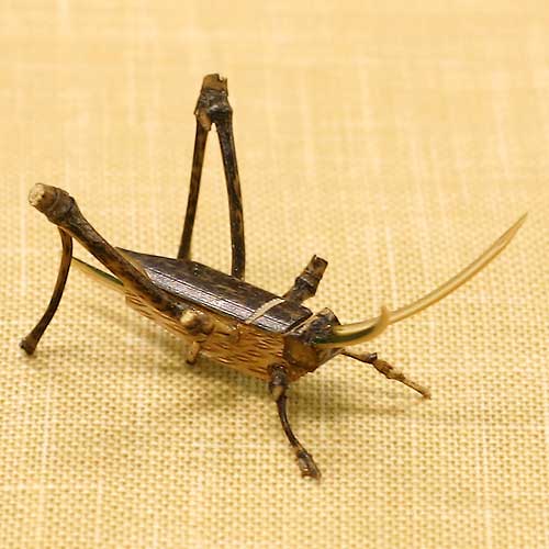 駿河竹千筋細工〈竹の昆虫〉こおろぎ｜久保田正嘉が竹ひごで編んだ、秋