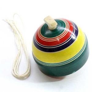 独楽を吊ってまわす　糸吊り独楽　山形県の木地玩具