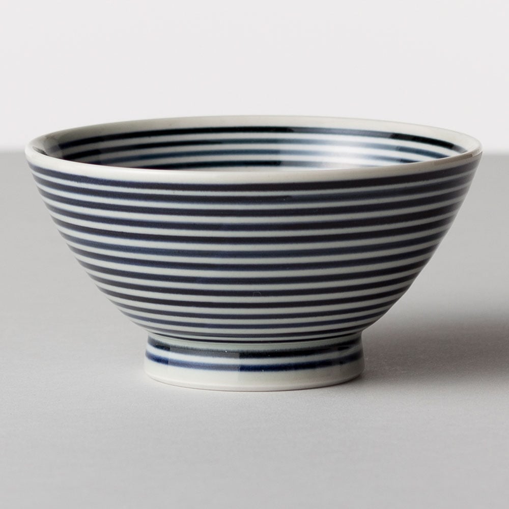 波佐見焼　藍駒　茶碗（大）　日本製　磁器飯碗　温かみのある手描きのしましま模様　ご飯やお茶漬けなどに　BARBAR マルヒロ　長崎県の工芸品　Aikoma rice bowl  Nagasaki craft