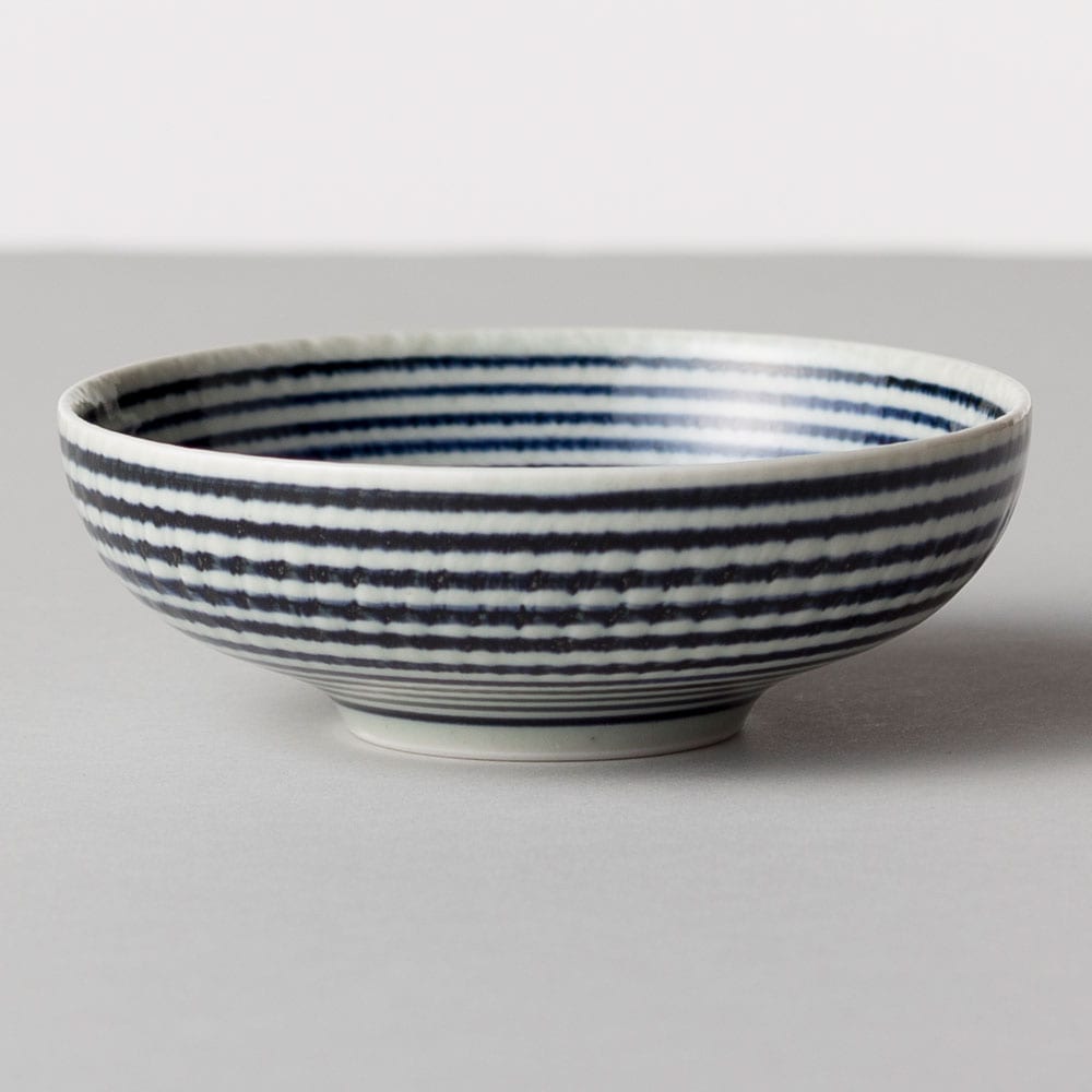 波佐見焼　藍駒　中鉢　日本製　磁器食器　温かみのある手描きのしましま模様　煮物やサラダボウル、取り鉢に　BARBAR マルヒロ　長崎県の工芸品　Aikoma medium bowl  Nagasaki craft