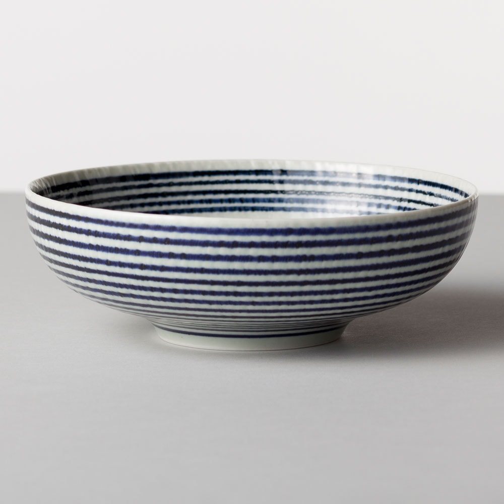 波佐見焼　藍駒　大鉢　日本製　磁器食器　温かみのある手描きのしましま模様　大皿料理やサラダ、うどんやラーメンにも　BARBAR マルヒロ　長崎県の工芸品　Aikoma large bowl  Nagasaki craft