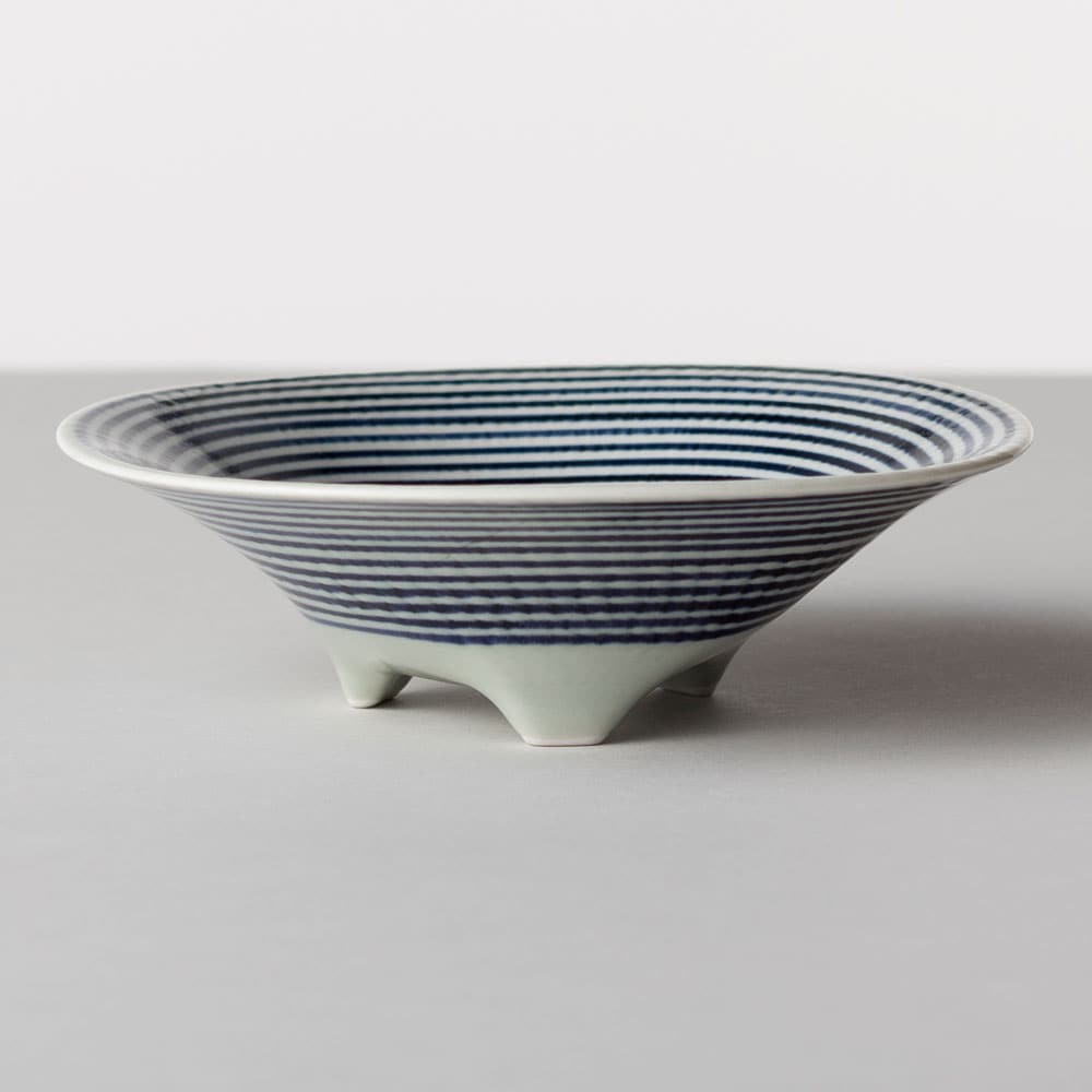 波佐見焼　藍駒　三つ足中鉢　日本製　磁器食器　温かみのある手描きのしましま模様　煮物やサラダボウル、副菜に　BARBAR マルヒロ　長崎県の工芸品　Aikoma medium bowl  Nagasaki craft