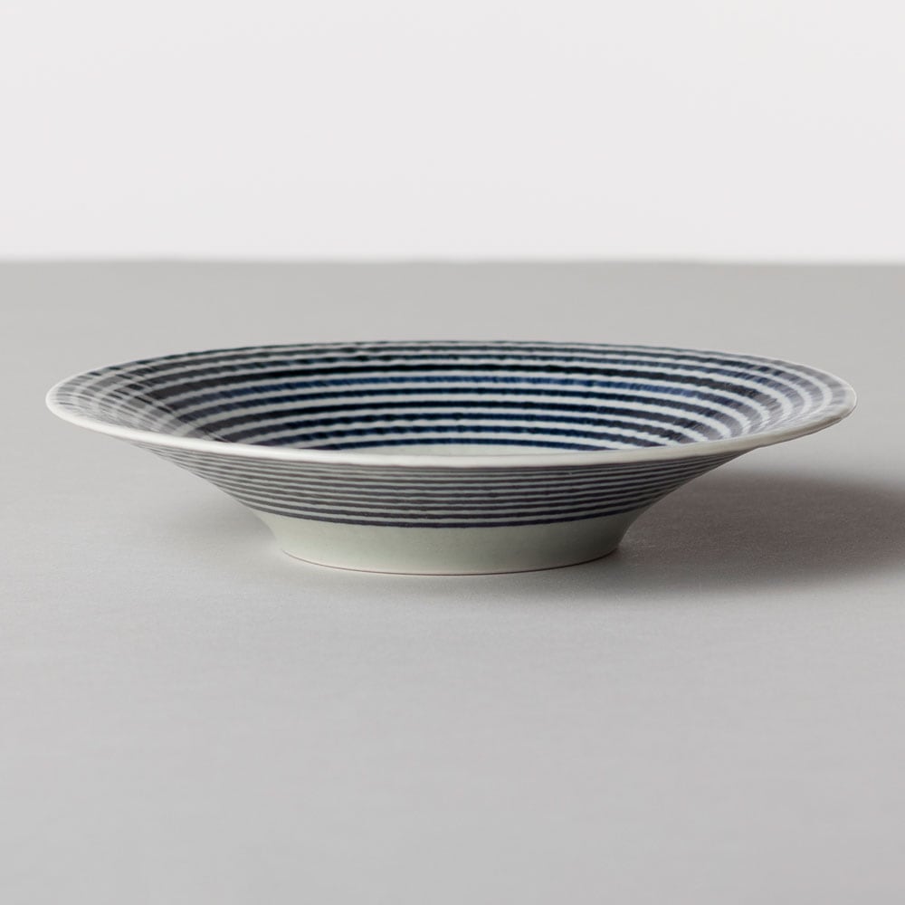 波佐見焼　藍駒　中皿　日本製　磁器食器　温かみのある手描きのしましま模様　副菜や取皿、ケーキ皿に　BARBAR マルヒロ　長崎県の工芸品　Aikoma medium-sized dish  Nagasaki craft