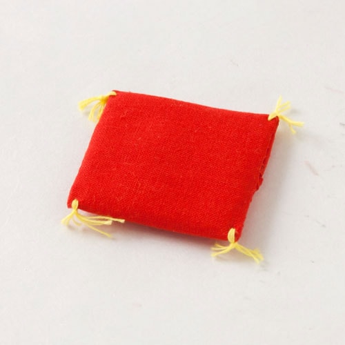 赤座布団　5cm角　置物・お飾り用品　ディスプレイ用　Red cushion for a figurine