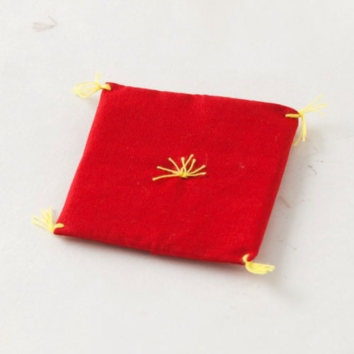 赤座布団　6.5cm角　置物・お飾り用品　ディスプレイ用　Red cushion for a figurine