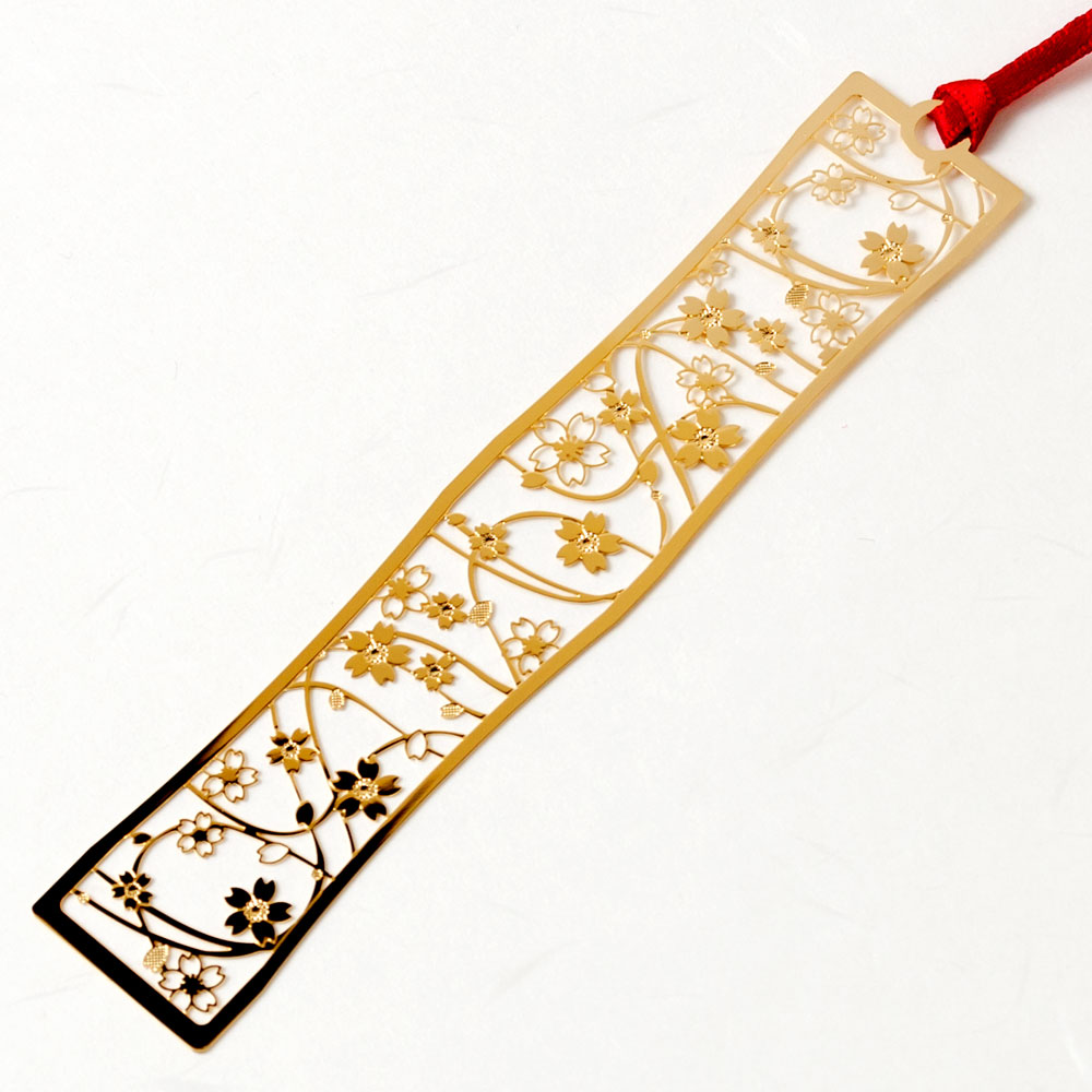 金の栞〈和柄ブックマーカー 桜吹雪〉WAG001|24K表面加工、舞い散る桜を精密エッチングで描いた金属製ブックマーカー