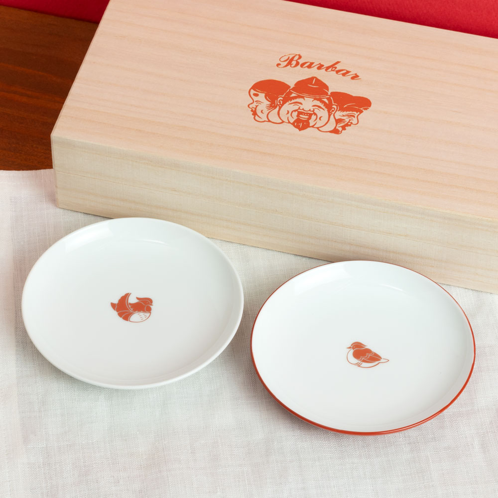 BARBAR 紅白小皿 おしどり夫婦ペアセット 桐箱入り 波佐見焼・磁器 長崎県の工芸品 Small plate of Mandarin duck Hasamiyaki