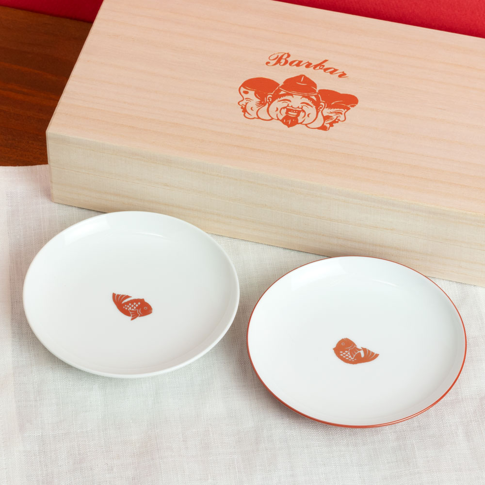 BARBAR　紅白小皿　祝い鯛ペアセット　桐箱入り　波佐見焼・磁器　長崎県の工芸品　Small plate of Mandarin duck  Hasamiyaki