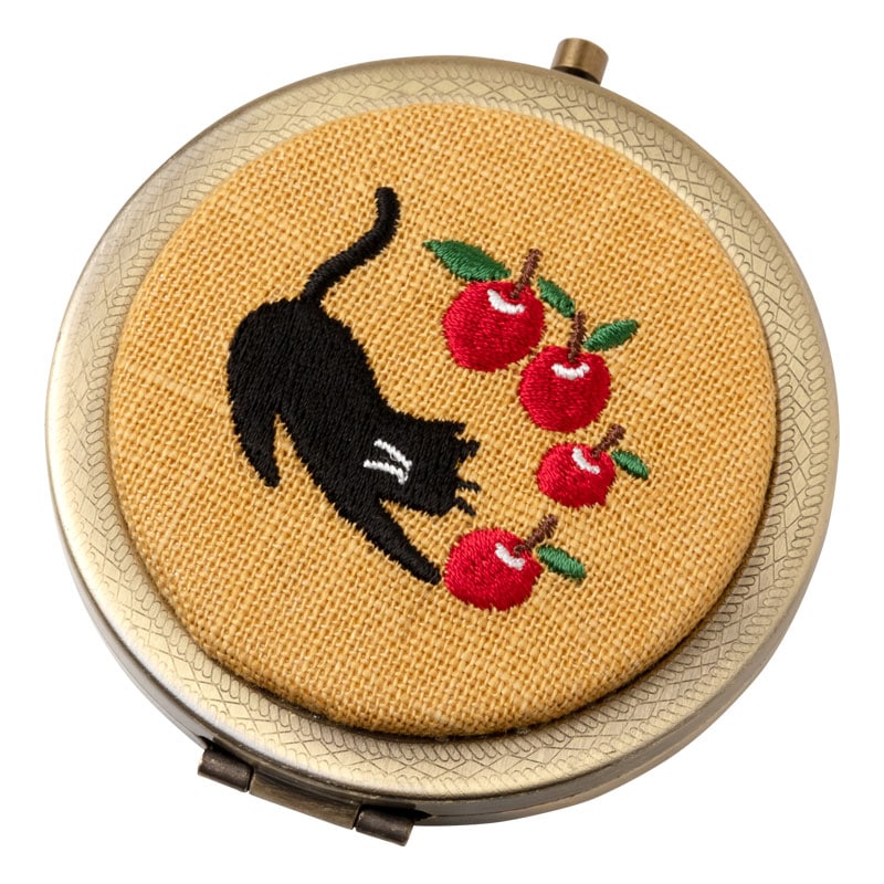 動物刺繍コンパクトミラー　ネコ　スーベニール　Animal pattern embroidered compact mirror