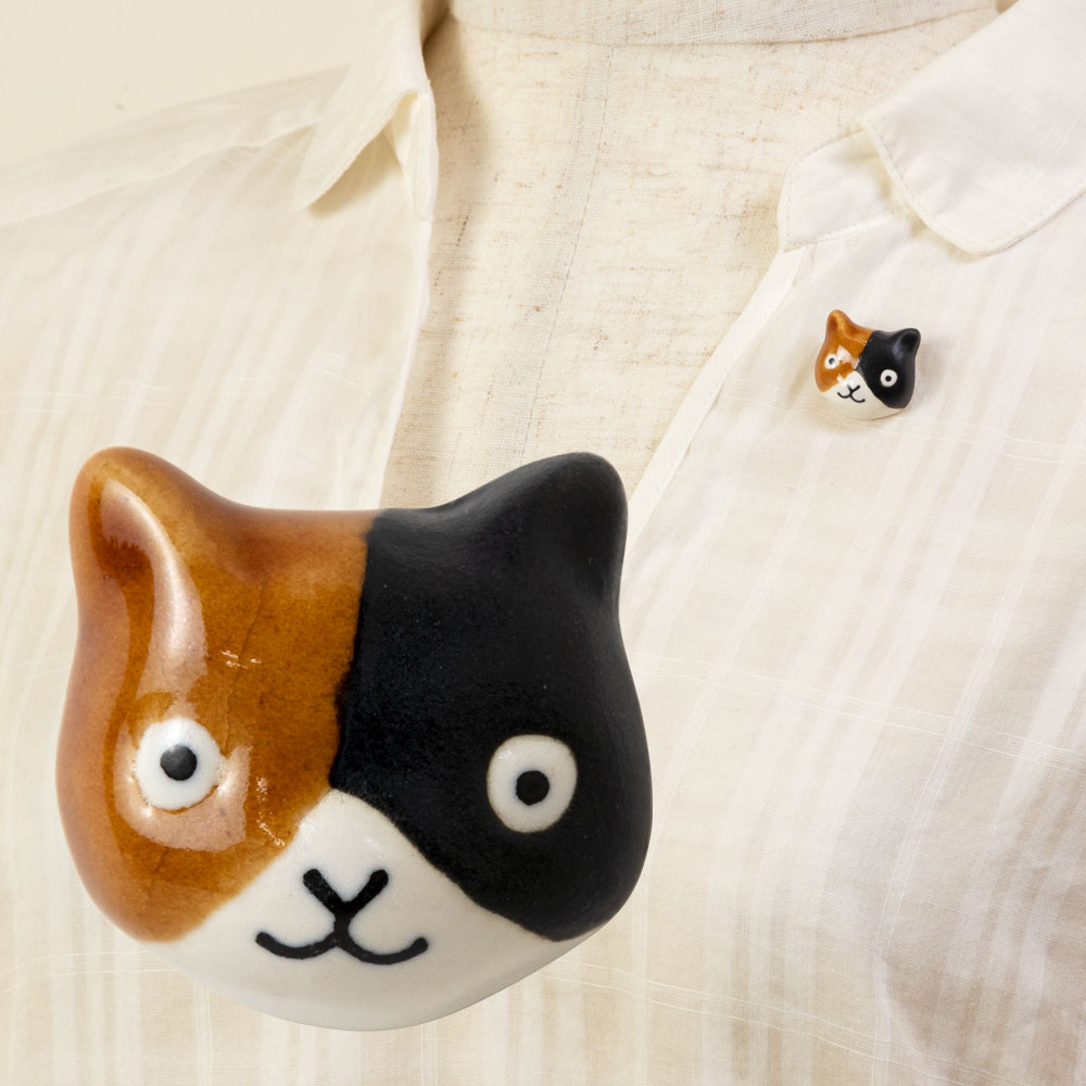 イホシロ窯　アクセサリー　三毛猫　ピンバッジ　ブローチ　帯留め　美濃焼　岐阜県の工芸品　Minoyaki accessory, Gifu craft|アクセサリー|和小物