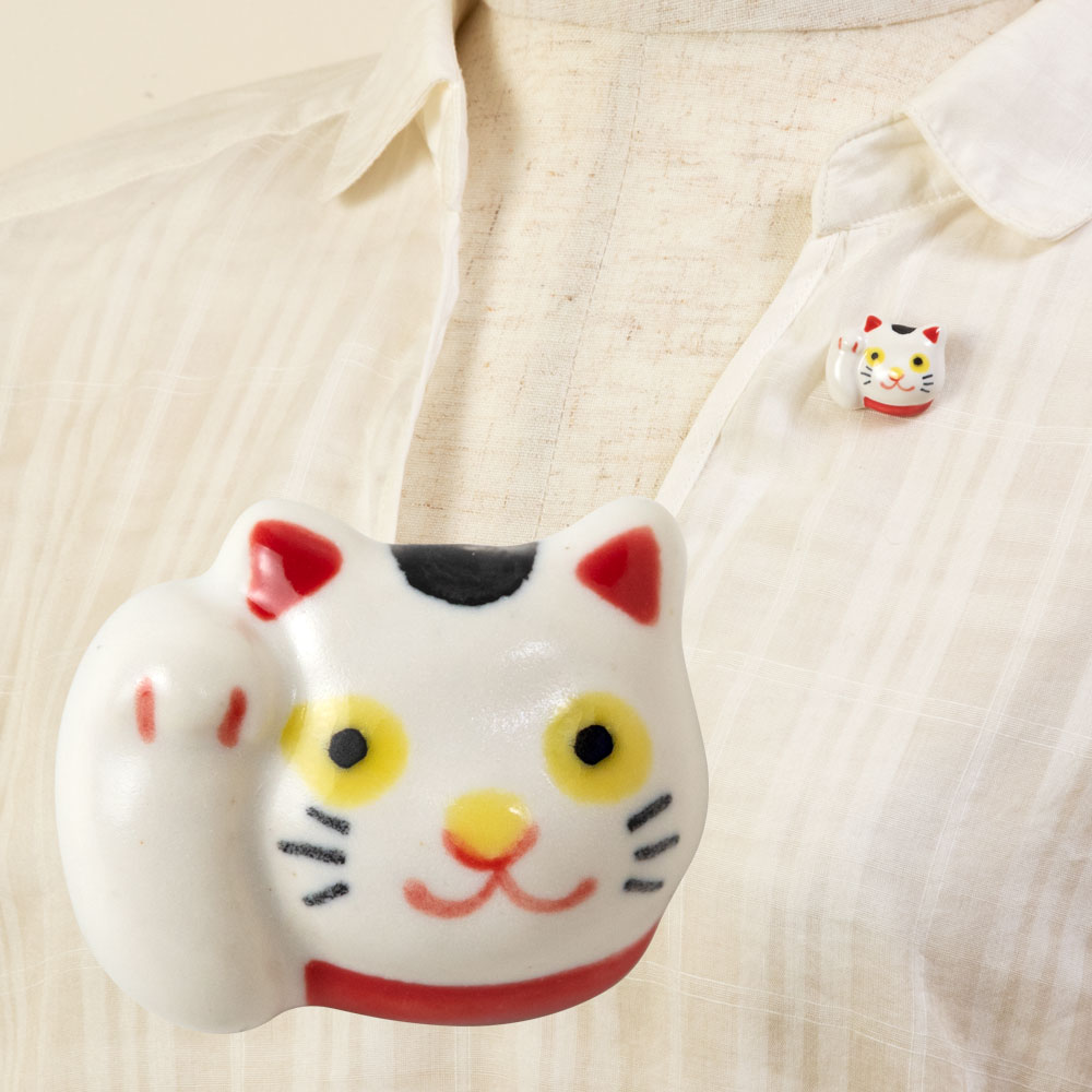 イホシロ窯　アクセサリー　招き猫・右手（金運）　ピンバッジ　ブローチ　帯留め　美濃焼　岐阜県の工芸品　Minoyaki accessory, Gifu craft|アクセサリー|和小物
