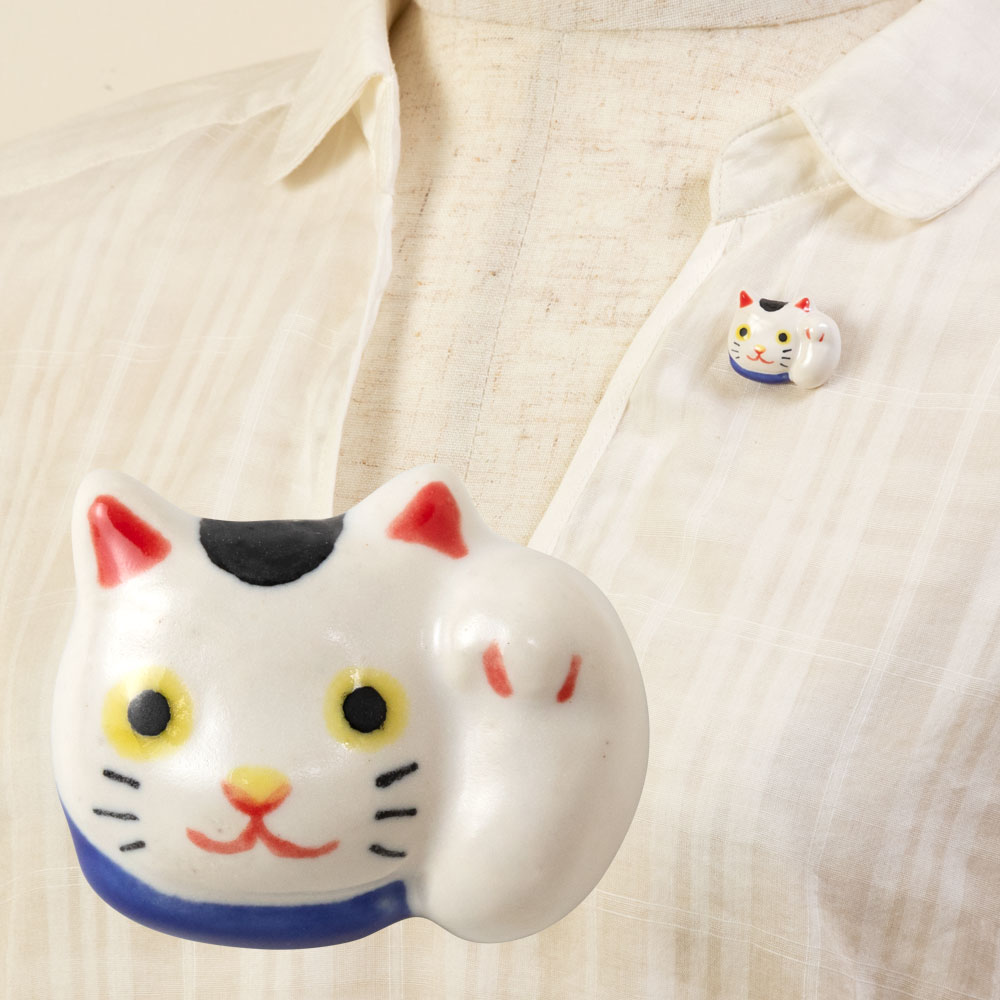 イホシロ窯　アクセサリー　招き猫・左手（来客）　ピンバッジ　ブローチ　帯留め　美濃焼　岐阜県の工芸品　Minoyaki accessory, Gifu craft|アクセサリー|和小物