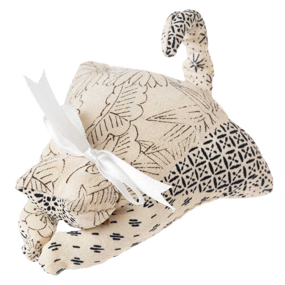 伏せねこクリップ11　猫洗濯ばさみ　就労継続支援事業所で製作した和柄アイテム　古布リサイクル品　和風　手作り