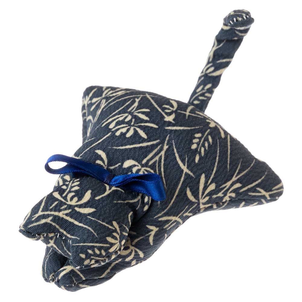 伏せねこクリップ13　猫洗濯ばさみ　就労継続支援事業所で製作した和柄アイテム　古布リサイクル品　和風　手作り