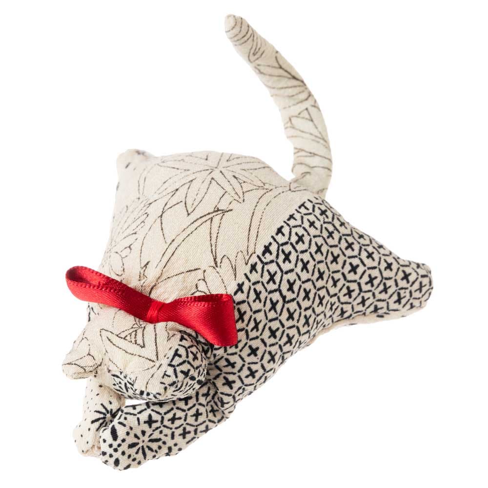 伏せねこクリップ17　猫洗濯ばさみ　就労継続支援事業所で製作した和柄アイテム　古布リサイクル品　和風　手作り