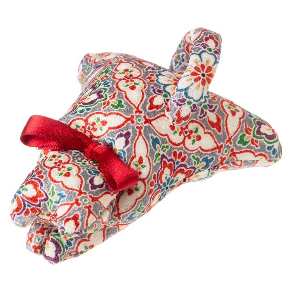 伏せねこクリップ18　猫洗濯ばさみ　就労継続支援事業所で製作した和柄アイテム　古布リサイクル品　和風　手作り