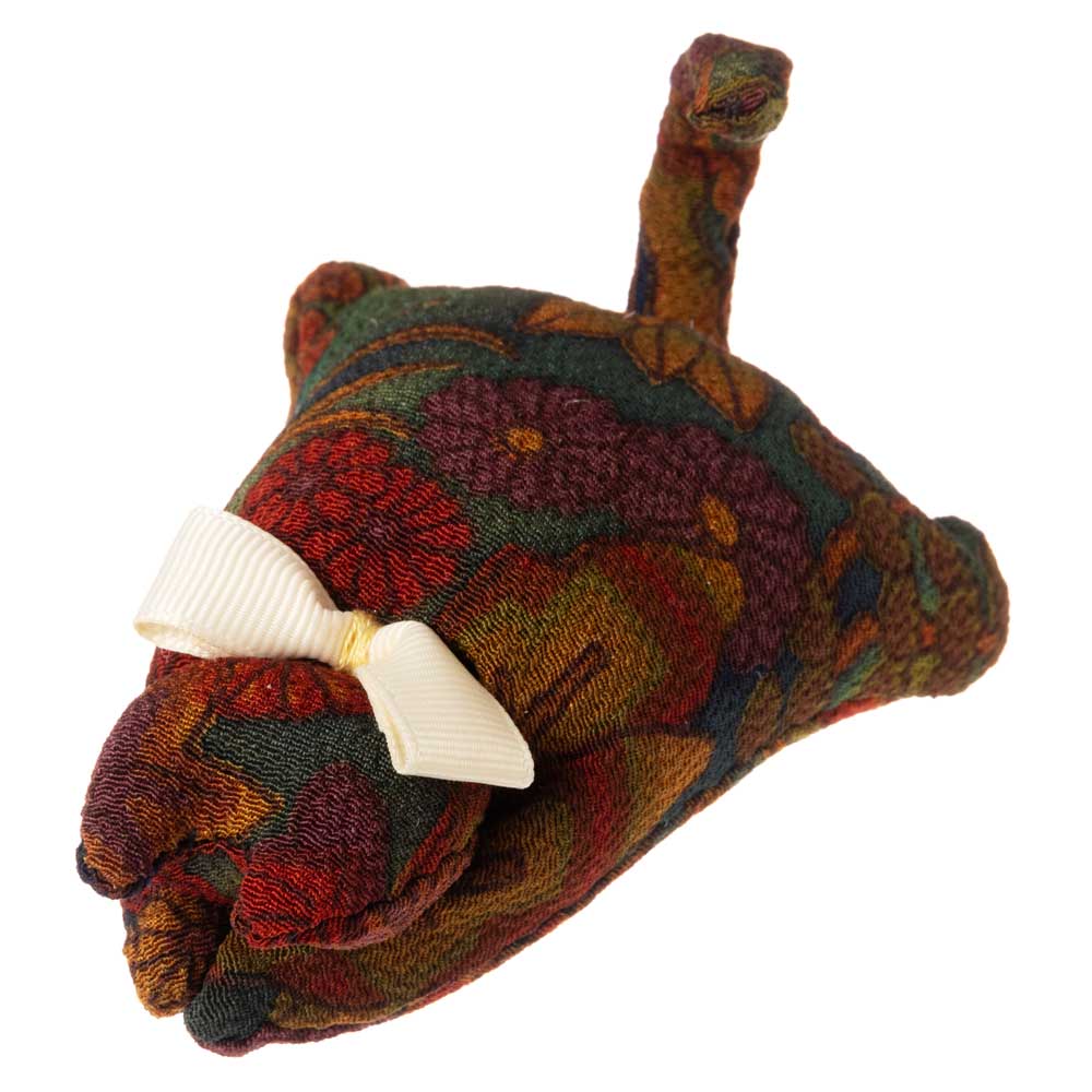 伏せねこクリップ19　猫洗濯ばさみ　就労継続支援事業所で製作した和柄アイテム　古布リサイクル品　和風　手作り