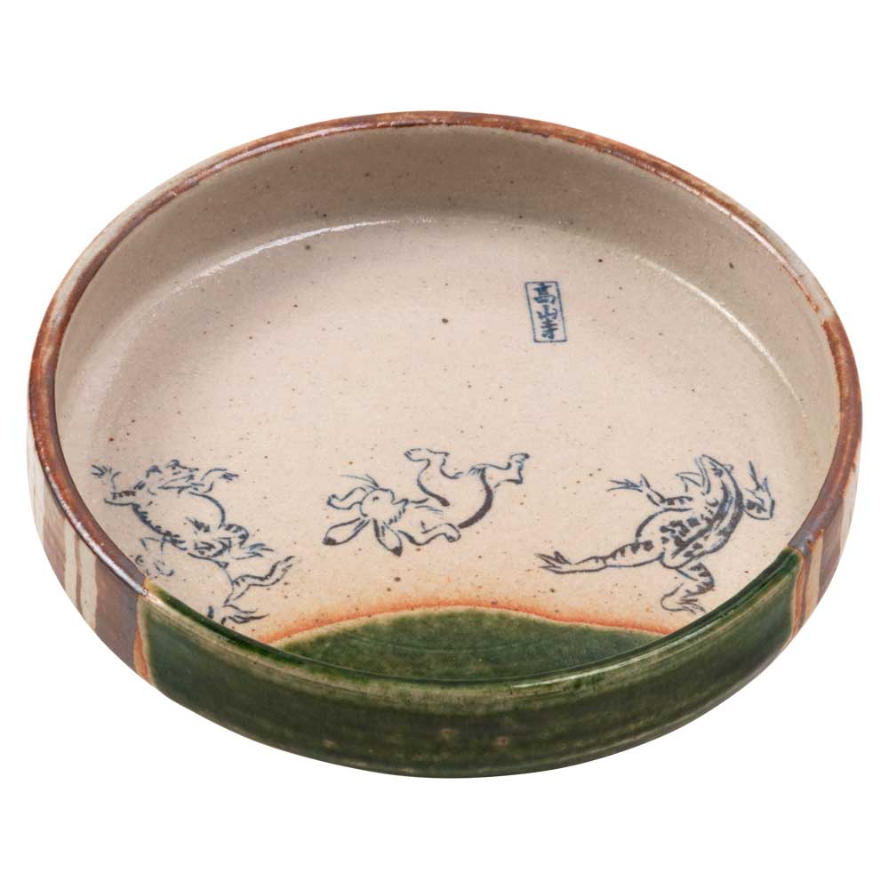美濃焼〈鳥獣戯画 織部5寸平鉢〉直径14.8cm｜兎や蛙の戯れが描かれた、織部釉の浅鉢