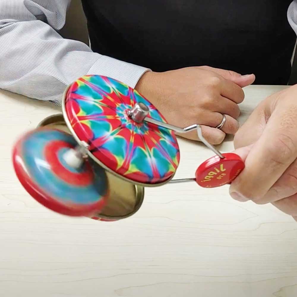 サイドスロースピナー ブリキ製こま 磁石でくっついたコマを回し加速